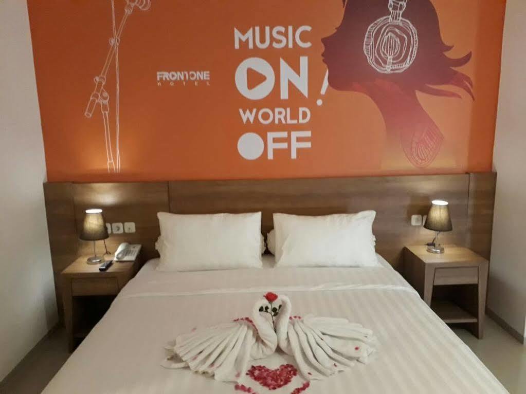 Front One Hotel Pamekasan Madura Экстерьер фото